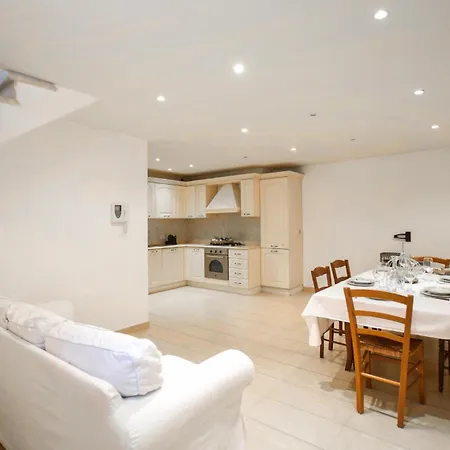 3 Bedroom In בית נופש קמאיורה